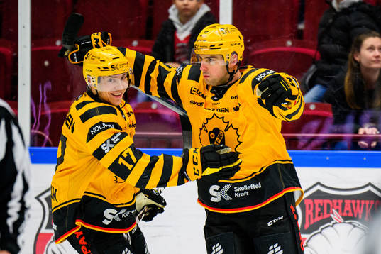 Skellefteås Pär Lindholm och Joakim Lindström jublar