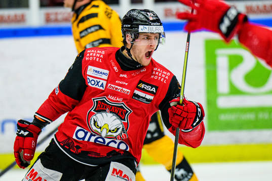 Malmö Redhawks Carl Persson jublar