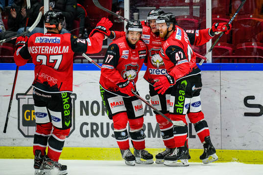Malmö Redhawks Carl Persson kramas om av lagkamraterna