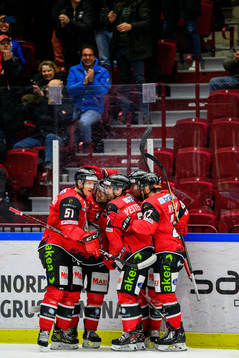 Malmö Redhawks Carl Persson kramas om av lagkamraterna
