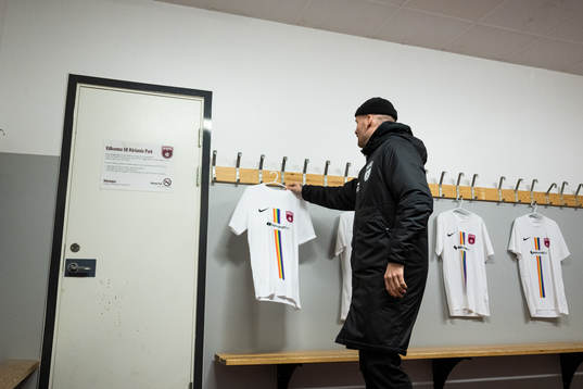 Kristoffer Pilmalm i ett omklädningsrum med föreningens
