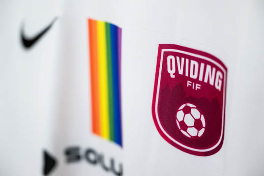 Regnbågsfärger syns bredvid klubbmärket på föreningens