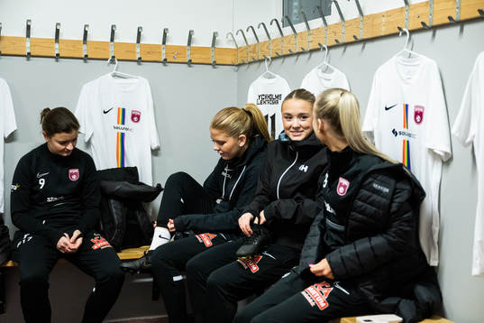 Spelare från akademin sitter i ett omklädningsrum med