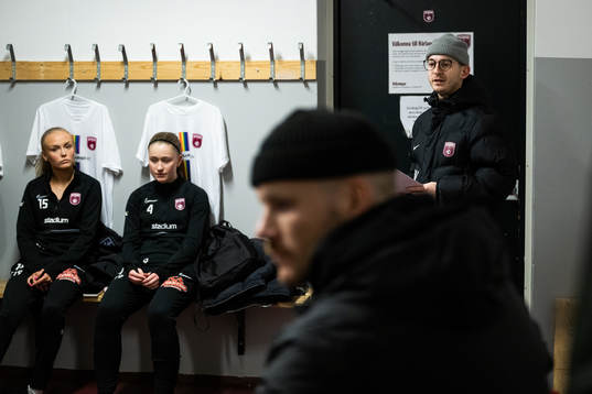 Jannik Brijani Winter pratar med spelare från akademin