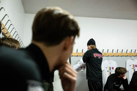 Spelare från akademin i ett omklädningsrum med