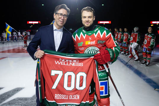 Frölundas klubbdirektör Christian Lechtaler uppvaktar