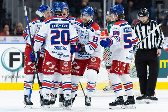 Oskarshamns Jiri Smejkal jublar med lagkamrater
