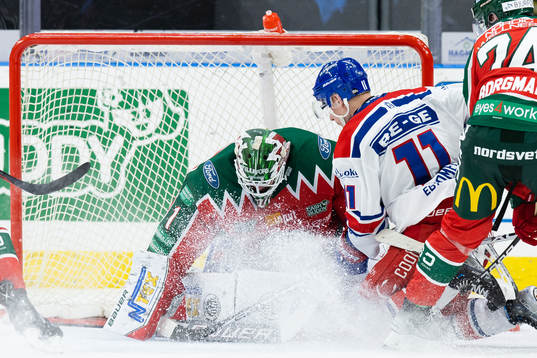 Frölundas målvakt Lars Johansson blockerar pucken