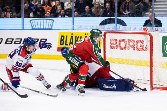 Frölundas Max Friberg gör 4-3 bakom Oskarshamns målvakt