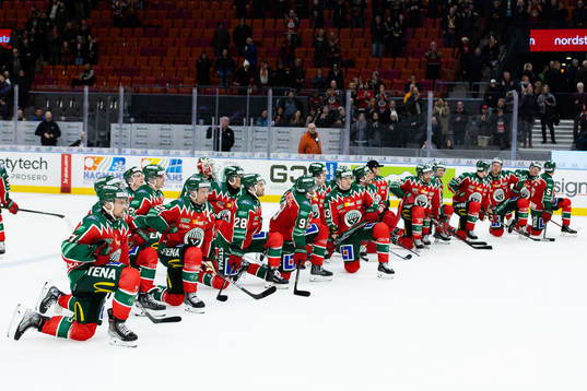Frölunda jublar framför klacken