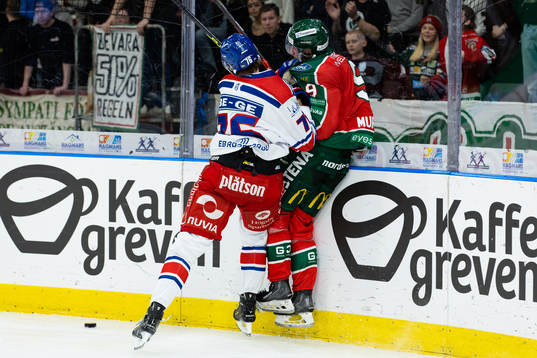 Oskarshamns Emil Lilleberg tacklar Frölundas Jan Mursak