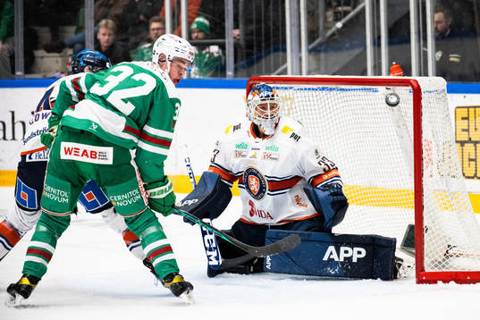 Rögles Oskar Pettersson och Växjös målvakt Emil Larmi
