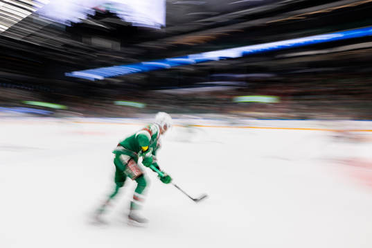 En ishockeyspelare i rörelseoskärpa