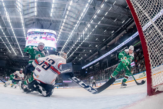 Rögles Adam Tambellini gör 1-0 bakom Växjös målvakt