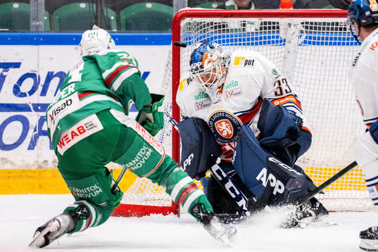 Växjös målvakt Emil Larmi räddar målchans från