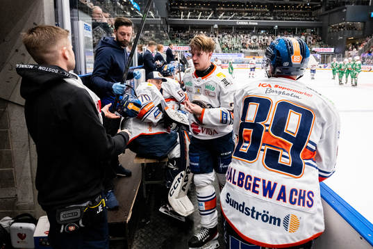 Växjös Hugo Gustafsson lämnar isen skadad