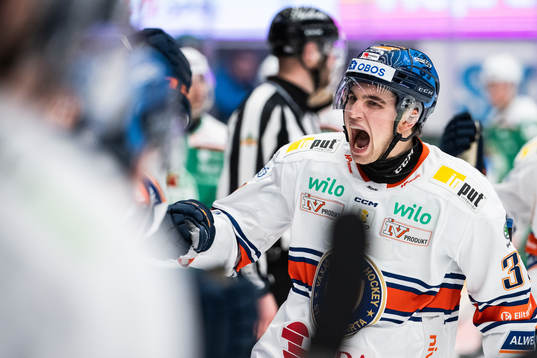 Växjös Glenn Gustafsson jublar