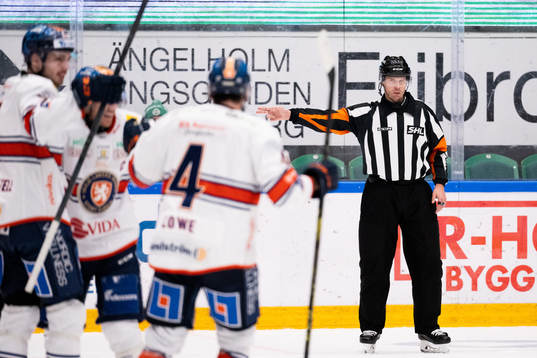 Domare Johan Magnusson dömmer mål 2-5 för Växjö
