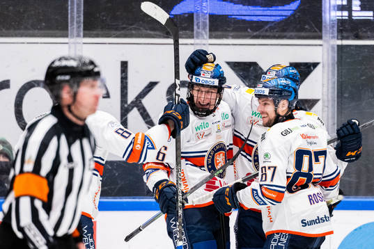 Växjös Jakub Stancl jublar med lagkamrater