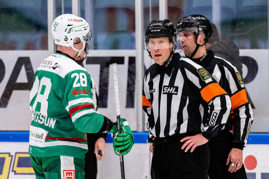 Rögles Anton Bengtsson i samtal med domare Tobias Björk