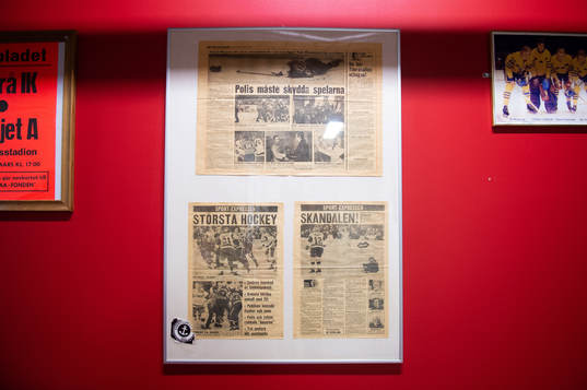 Gamla tidningsurklipp från
