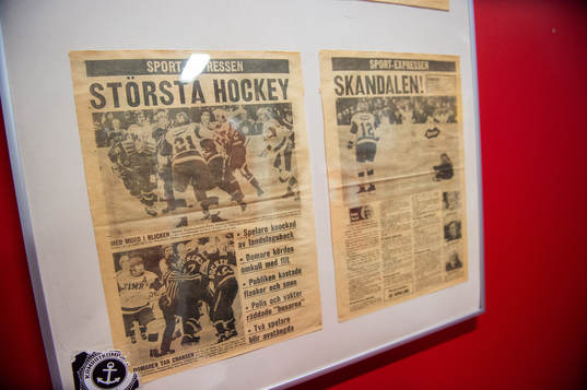 Gamla tidningsurklipp från