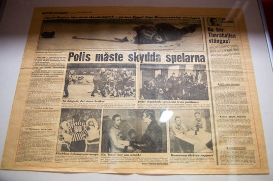 Gamla tidningsurklipp från