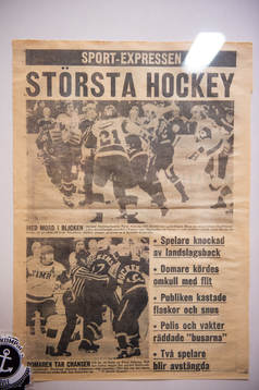 Gamla tidningsurklipp från