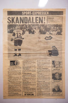 Gamla tidningsurklipp från