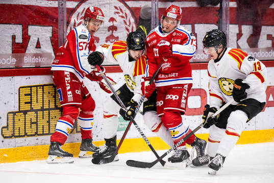 Timrås Anton Wedin och Nicholas Halloran mot Brynäs Simon