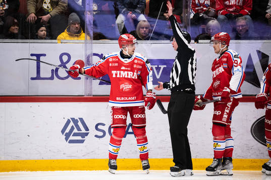 Timrås Emil Pettersson i diskussion med domaren