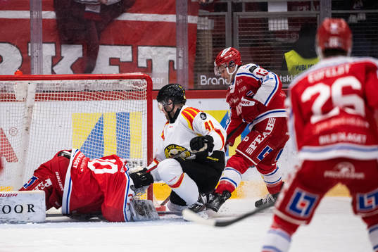 Brynäs Greg Scott gör 0-3 bakom Timrås målvakt Jacob