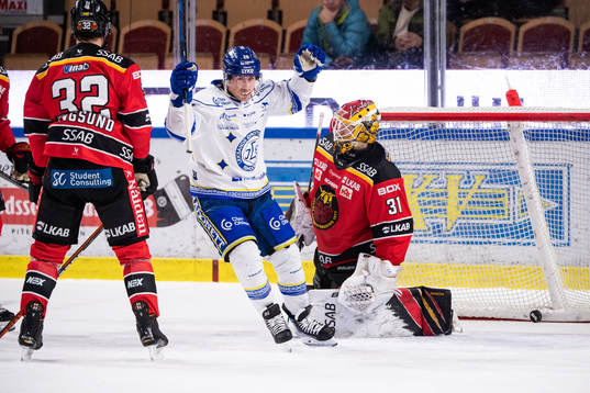 Leksands Justin Glenn Kloos jublar medan Luleås målvakt