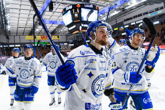 Leksands Lucas Elvenes jublar med lagkamrater