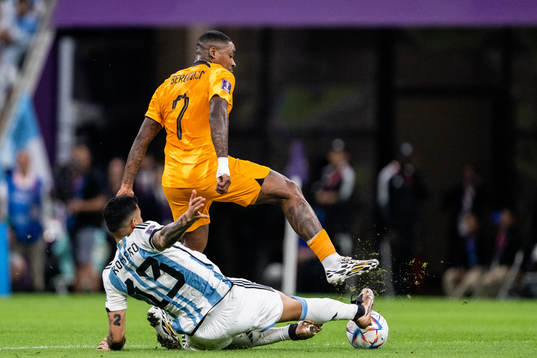 Cristian Romero of Argentina and Steven Bergwijn of