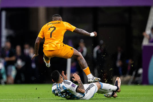 Cristian Romero of Argentina and Steven Bergwijn of