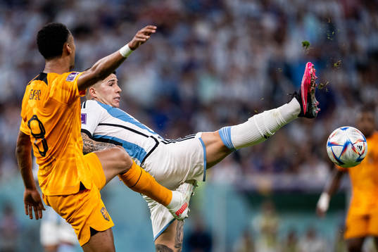 Cody Gakpo of Netherlands and Enzo Fernandez of Argentina