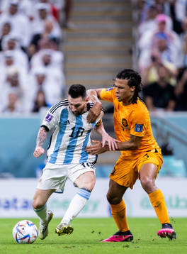 Lionel Messi of Argentina and Nathan Ake of Netherlands