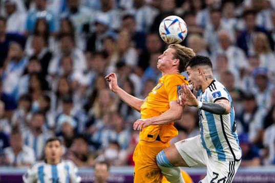 Frenkie de Jong of Netherlands and Enzo Fernandez of