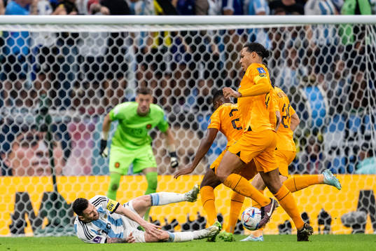 Lionel Messi of Argentina and Virgil van Dijk of Netherlands