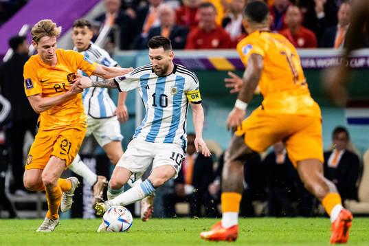 Frenkie de Jong of Netherlands and Lionel Messi of Argentina
