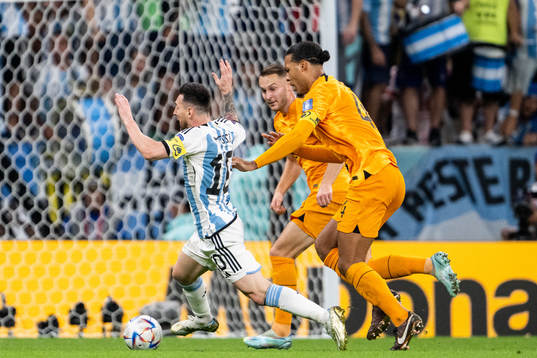 Lionel Messi of Argentina and Virgil van Dijk of Netherlands