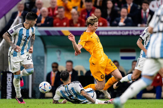 Leandro Paredes of Argentina and Frenkie de Jong of