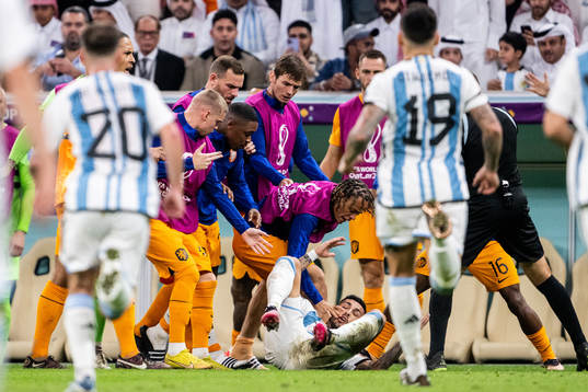 Nahuel Molina of Argentina and players of Netherlands