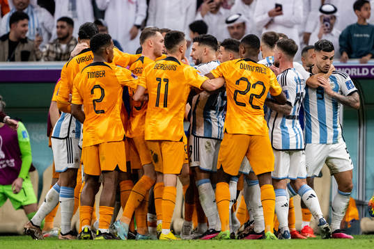 Players of Netherlands and of Argentina clash