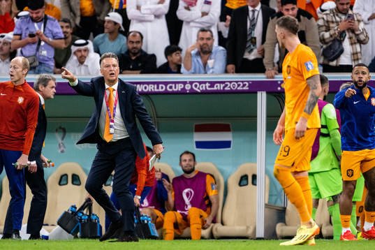 Head coach Louis van Gaal and Wout Weghorst of Netherlands