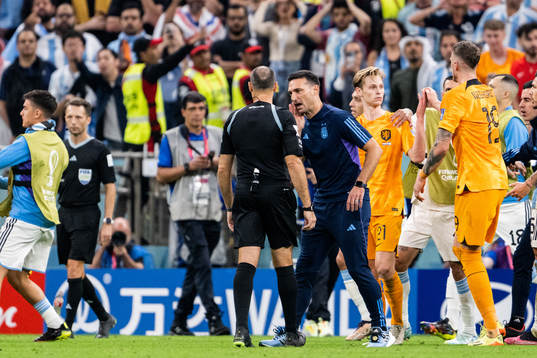 Head coach Lionel Scaloni of Argentina and referee Antonio