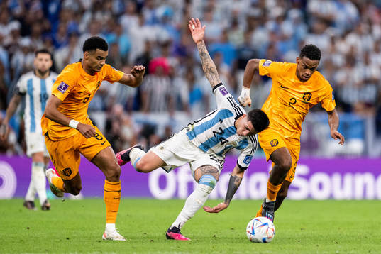 Enzo Fernandez of Argentina against Cody Gakpo and Jurrien