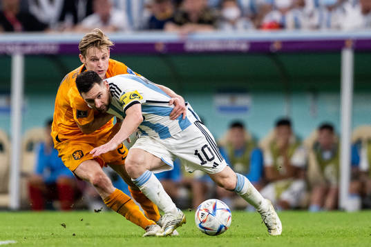 Frenkie de Jong of Netherlands and Lionel Messi of Argentina