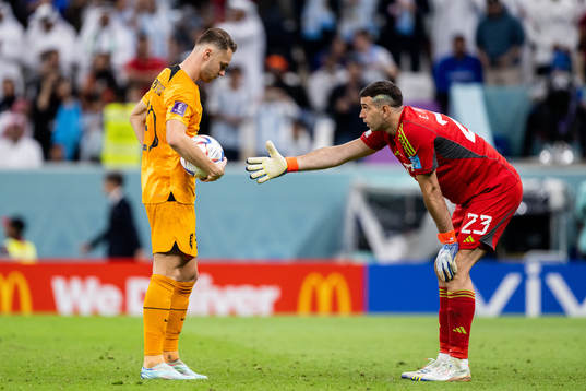 Teun Koopmeiners of Netherlands and goalkeeper Emiliano